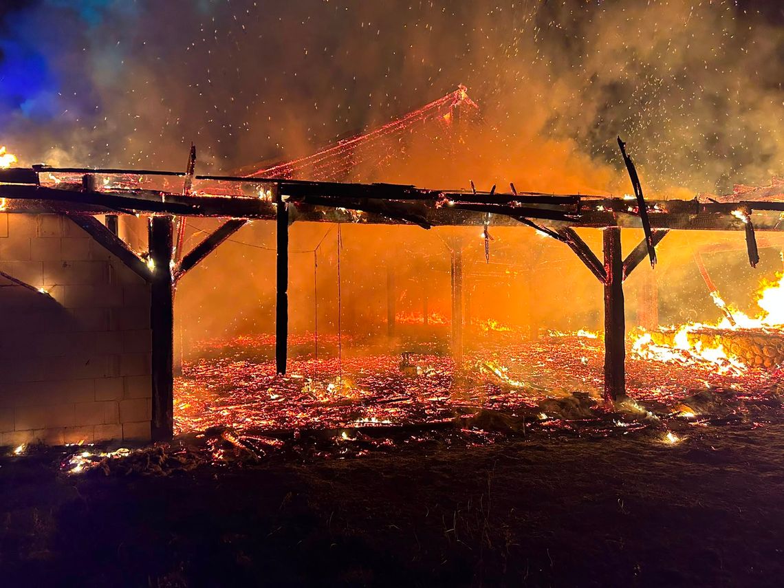 Groźny pożar w powiecie kartuskim. Spłonęła część domu i drewniana wiata