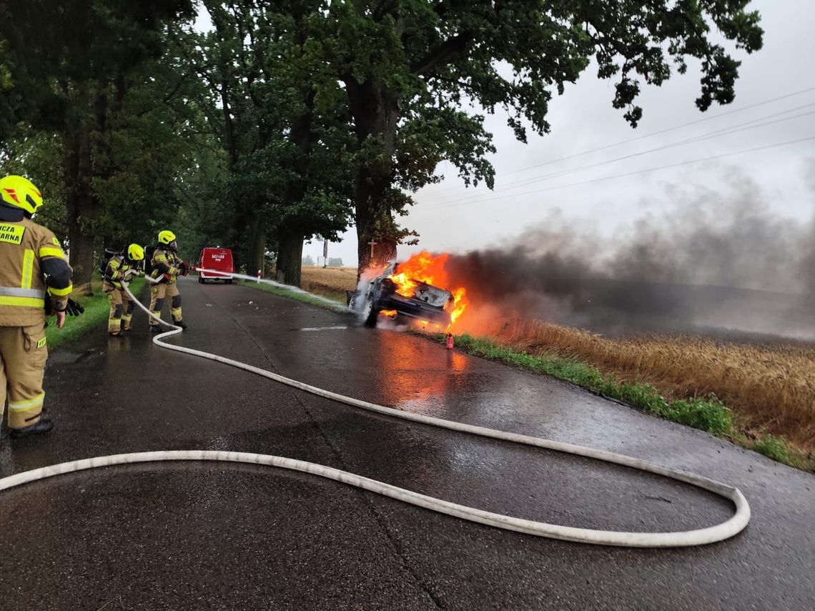 Groźny wypadek pod Pelplinem. Auto uderzyło w drzewo i stanęło w płomieniach