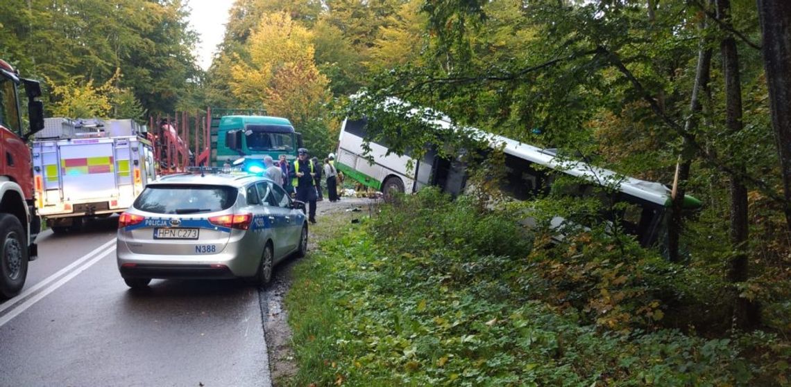 Groźny wypadek w Darzlubiu. Autobus uderzył w drzewo. Wśród rannych są uczniowie