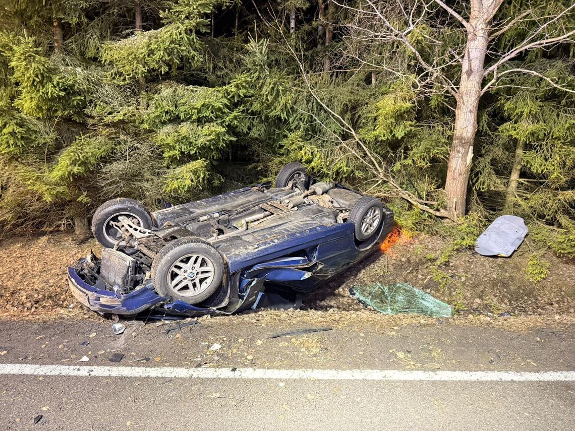 Groźny wypadek w powiecie bytowskim. Zahaczyła o ciężarówkę i dachowała