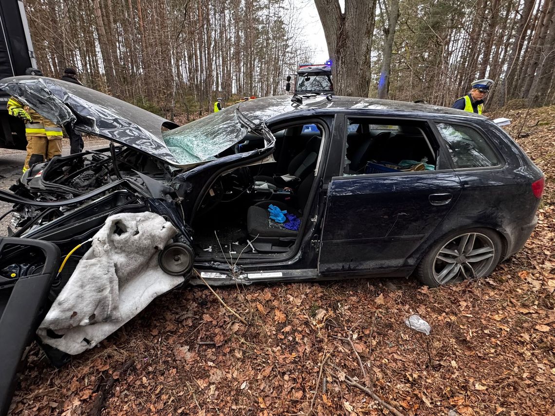 Groźny wypadek w Zęblewie. Kierowca w ciężkim stanie, droga zablokowana!