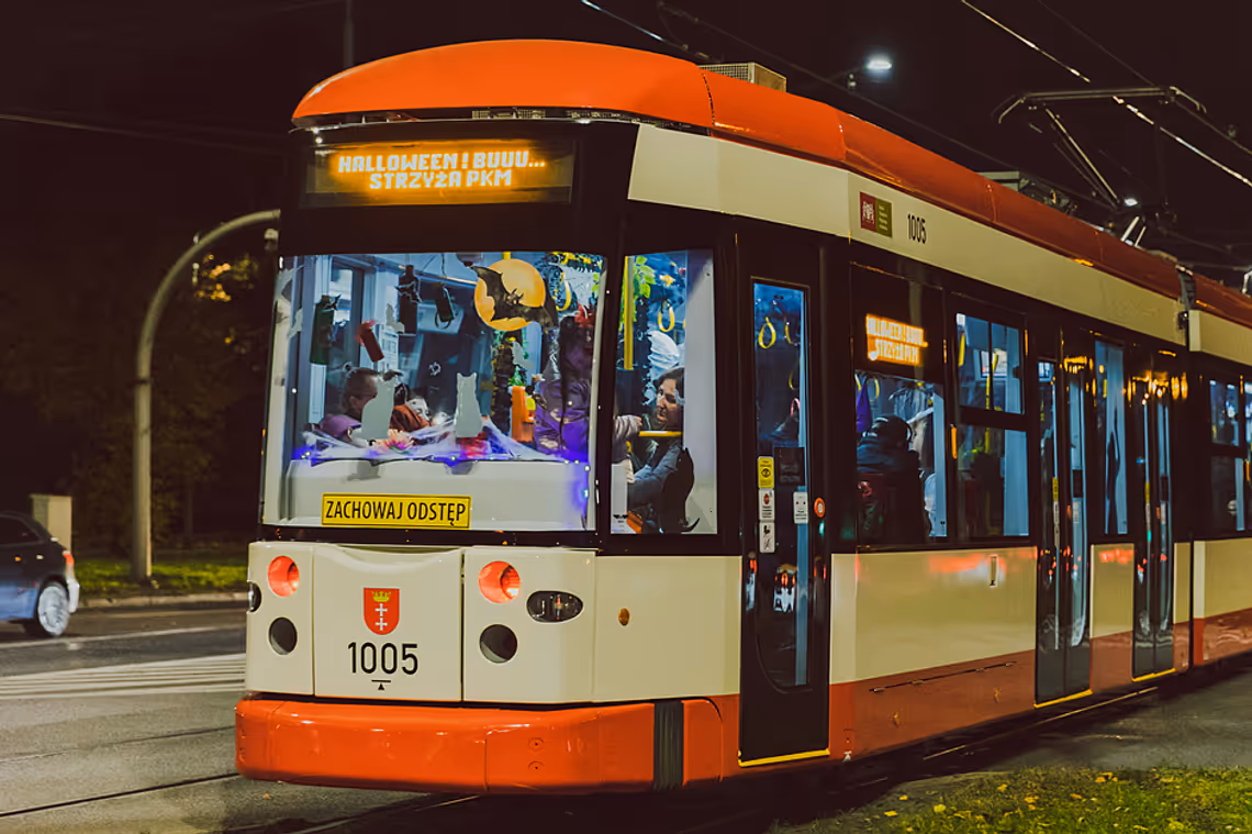 halloweenowy tramwaj, przystrojony na Dzień Strachów, Gdańsk