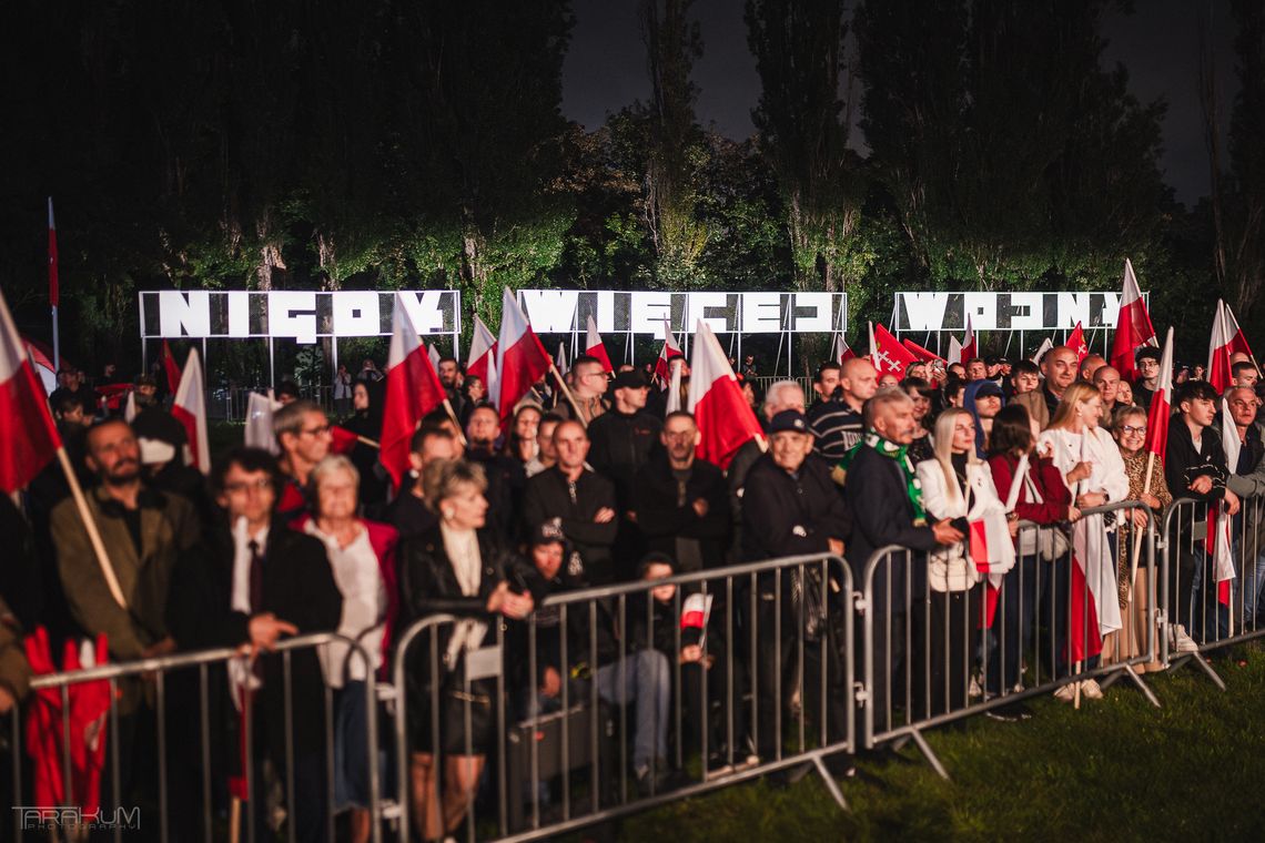 uczestnicy obchodów 86. rocznicy wybuchu II wojny światowej na Westerplatte