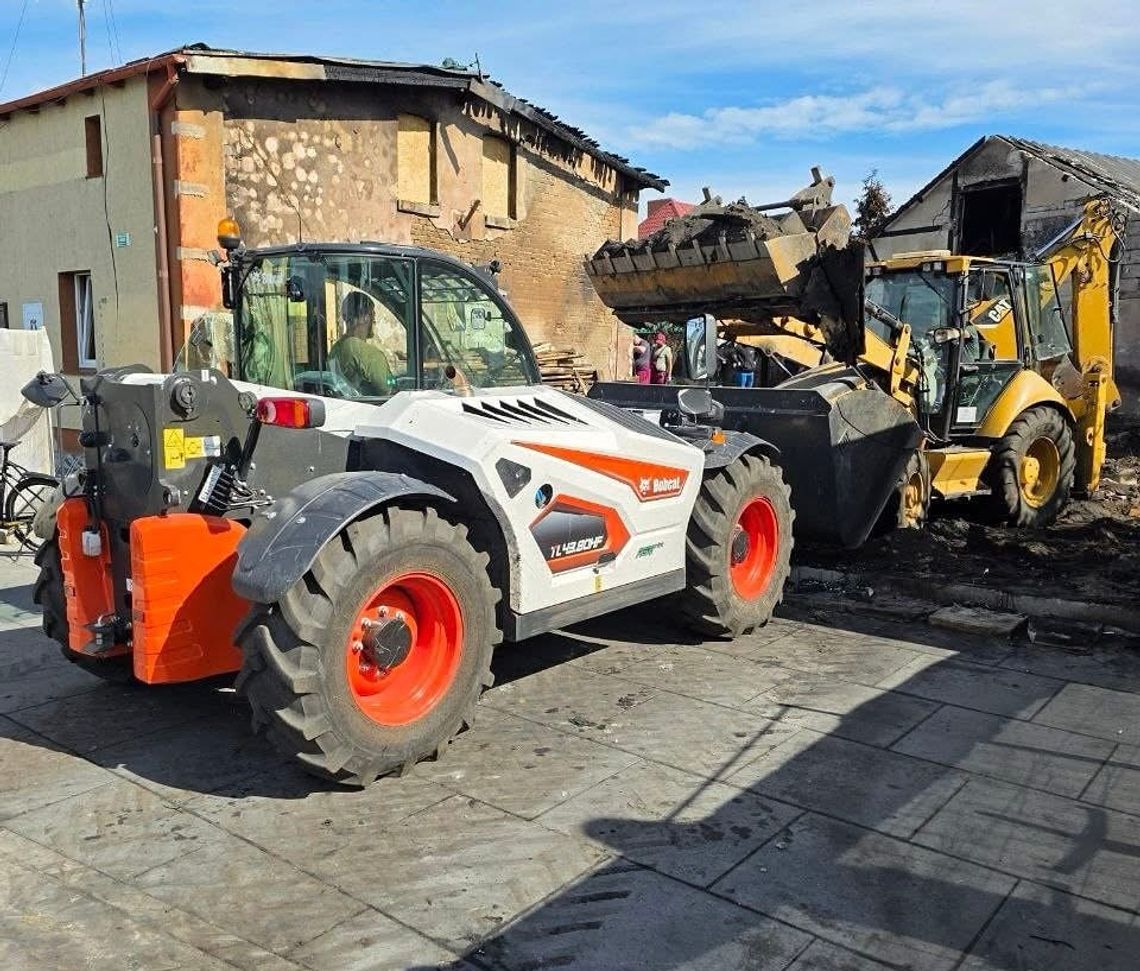 Hel: Pożar zniszczył remizę i restaurację. Strażacy sprzątają pogorzelisko