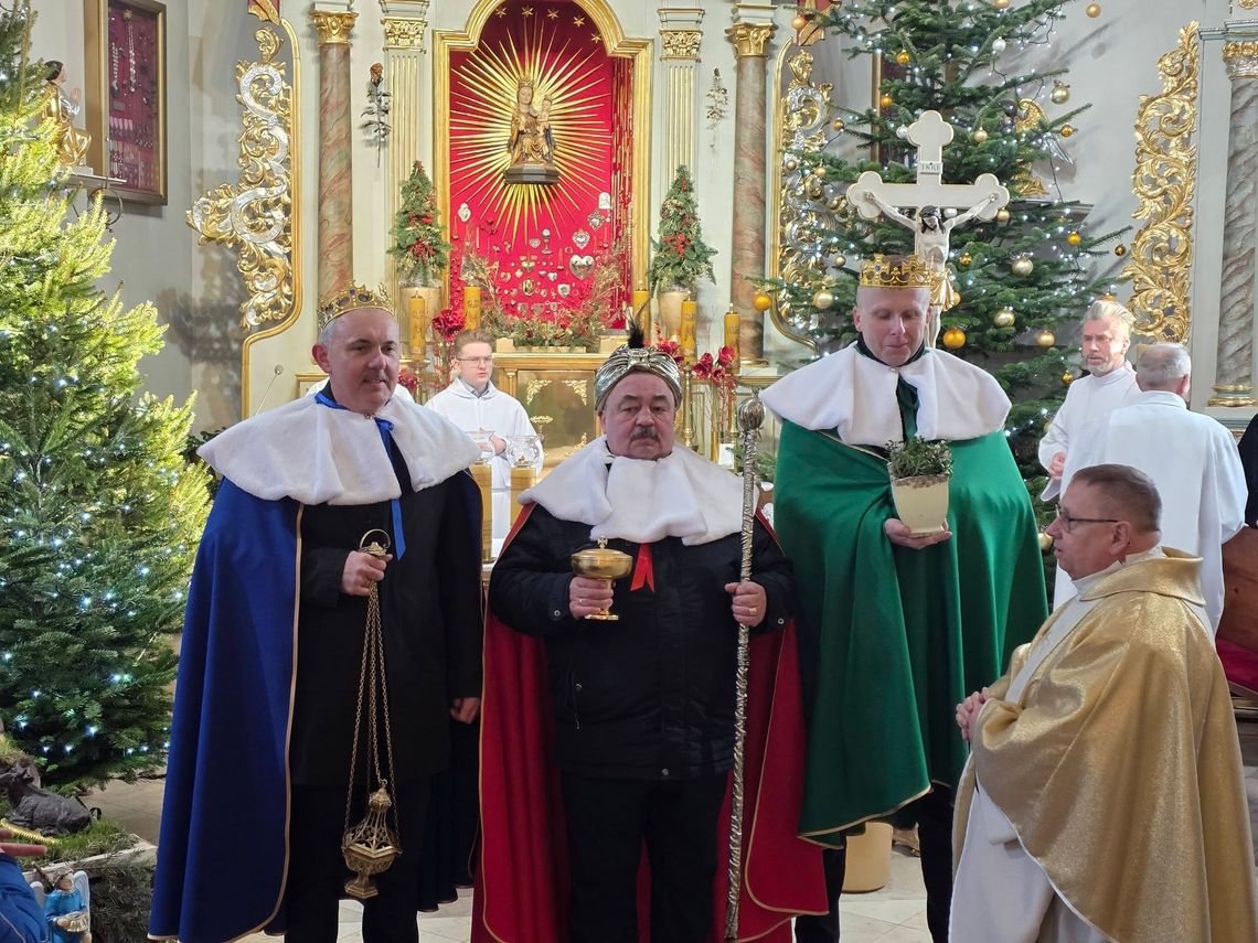 Orszak Trzech Króli po raz pierwszy wyruszył z sanktuarium w Sianowie Orszak Trzech Króli po raz pierwszy wyruszył z sanktuarium w Sianowie