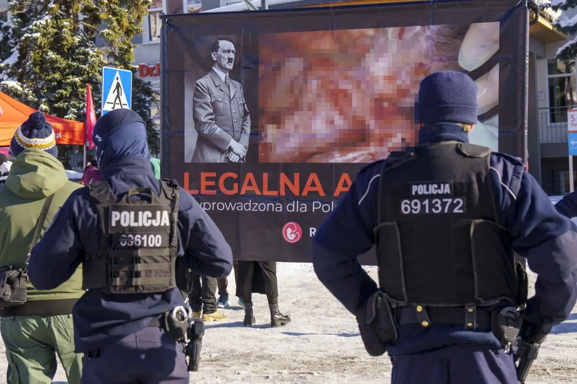 Hitler i drastyczne zdjęcia płodów pod szpitalem w Gdańsku. Fundacja Widzialne mówi "dość"