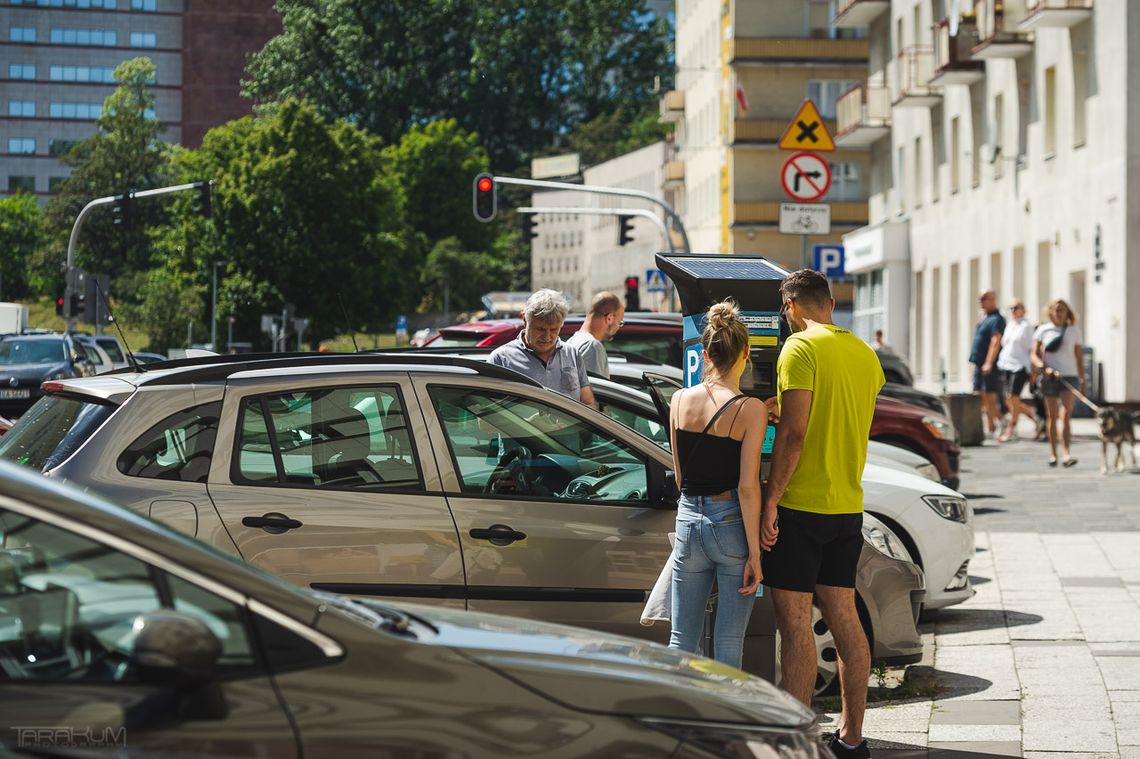Gdynia: Turyści chcieli zapłacić, ale parkomat nie przyjmował banknotów. W lipcu dostali karę
