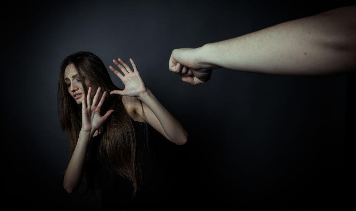 Ile kosztuje przemoc domowa w Polsce? Nowy raport ujawnia szokujące dane