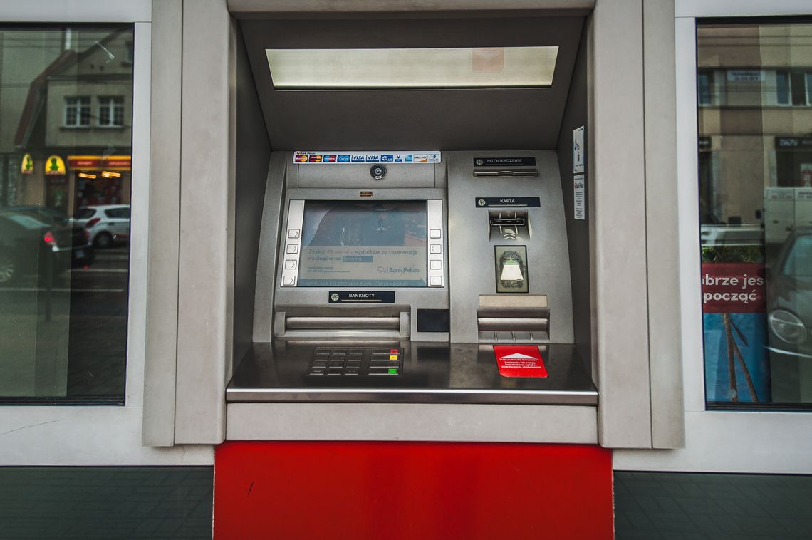 Ile można wpłacić do wpłatomatu? Przy tej kwocie bank informuje skarbówkę