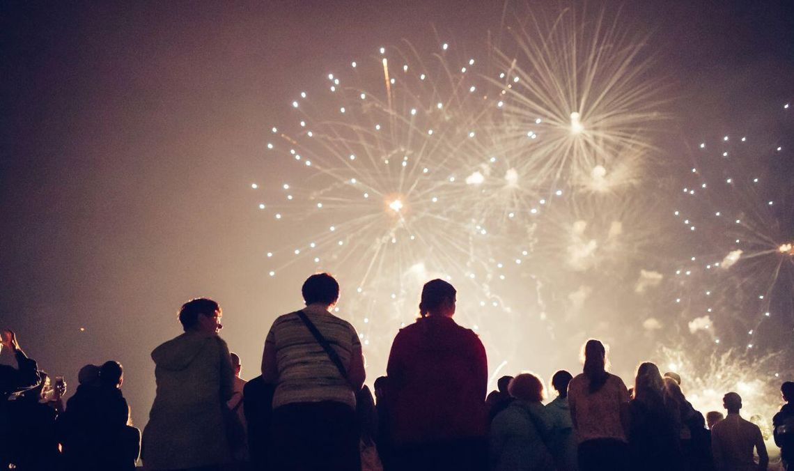 Ile Polacy wydają na fajerwerki? Z dymem pójdą setki milionów złotych Ile Polacy wydają na fajerwerki? Z dymem pójdą setki milionów złotych