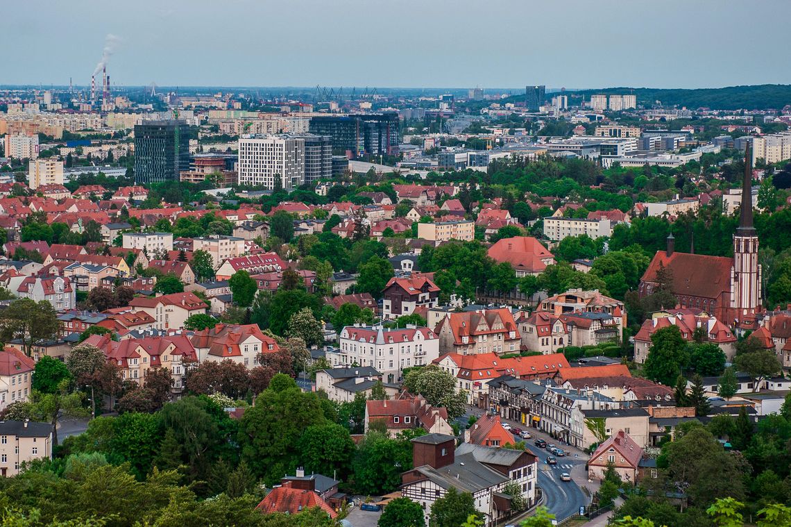 Ile zarabia się po studiach w Trójmieście? Te dane mogą zaskoczyć absolwentów