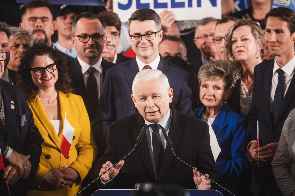 Im wystarczy, że nie będziesz przeszkadzał. Możesz myśleć co chcesz, byle byś nie sypał piasku w tryby ich maszyny