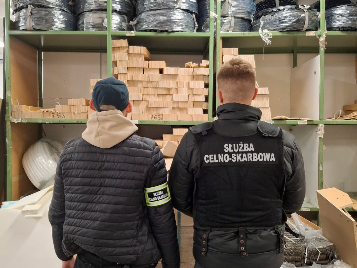 Importowali sklejkę z Rosji i Białorusi, mimo sankcji. Ładunek przechwyciła pomorska KAS