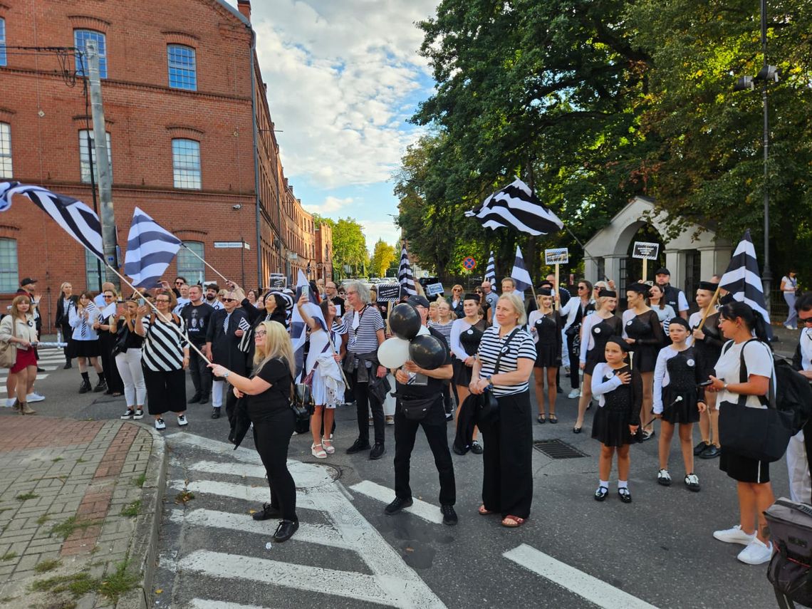 Czarno-Biała Parada przeszła ulicami Tczewa. Mieszkańcy uczcili pamięć Grzegorza Ciechowskiego Czarno-Biała Parada przeszła ulicami Tczewa. Mieszkańcy uczcili pamięć Grzegorza Ciechowskiego