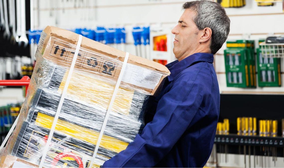 dżwiganie towaru w sklepie, zdjęcie ilustracyjne