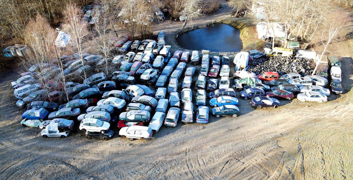 Inspektorzy WIOŚ dronem namierzyli „cmentarz” starych samochodów