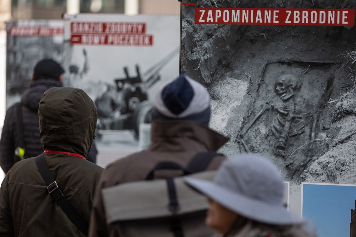 otwarcie na Targu Węglowym w Gdańsku wystawy IPN o Armii Czerwonej