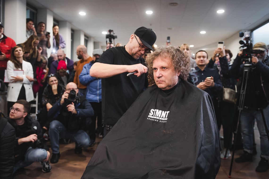 Jacek Karnowski ścina włosy