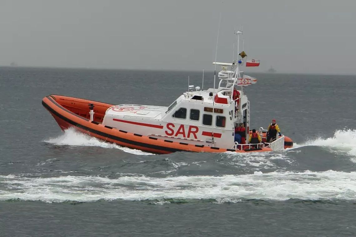 Jacht Milou rozbił się na falochronie Portu Północnego w Gdańsku. Żeglarz wypadł za burtę Statek ratowniczy Wiatr, zdjęcie ilustracyjne