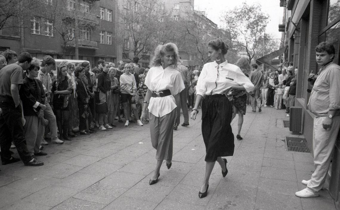 Jak moda radziła sobie w PRL? Farbowana tetra i ortalionowe marzenia, czyli polski styl niedoboru