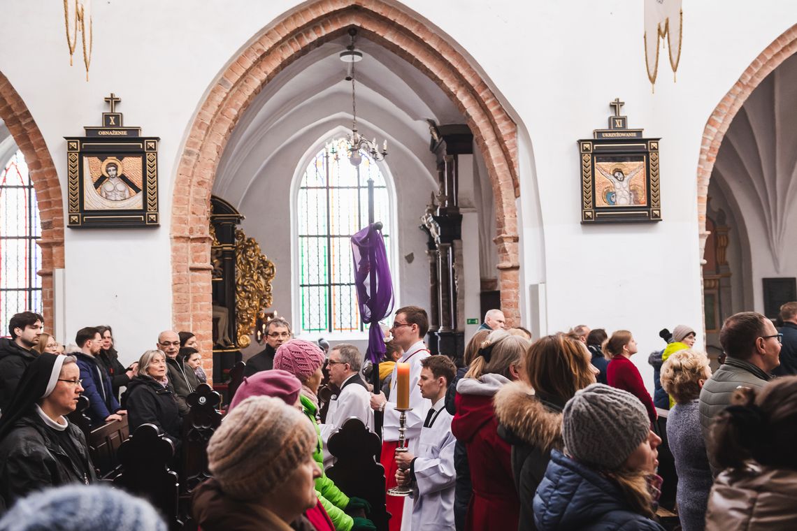 Jak obchodzimy Triduum Paschalne? Przewodnik po liturgiach i zwyczajach