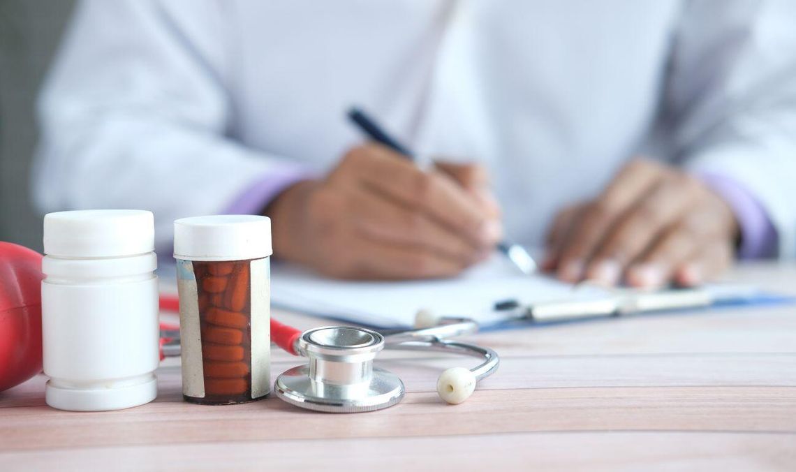 Jak przedłużyć receptę online przez IKP bez wychodzenia z domu? lekarz, lekarstwa