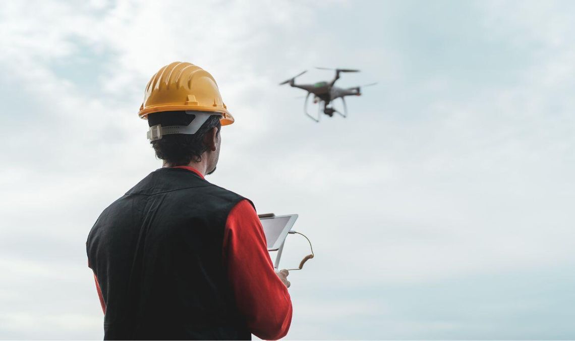 operator drona, zdjęcie ilustracyjne