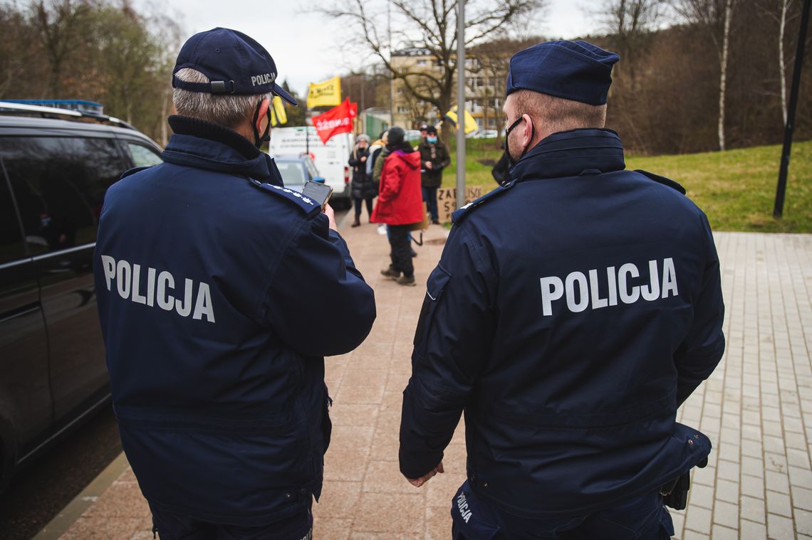 Jazda po chodniku kosztowała kierowcę 1500 złotych