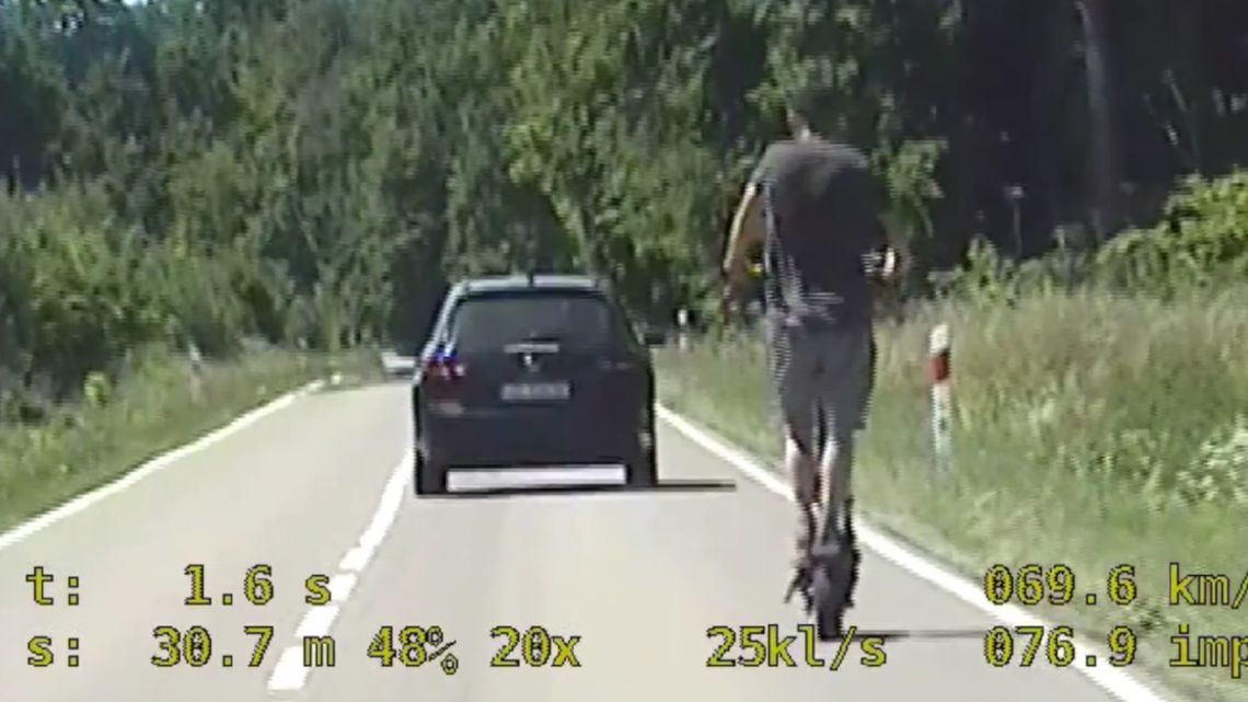 Pędził na hulajnodze elektrycznej prawie 70 km/h, bo... wcześniej stracił prawo jazdy Pędził na hulajnodze elektrycznej prawie 70 km/h, bo... wcześniej stracił prawo jazdy
