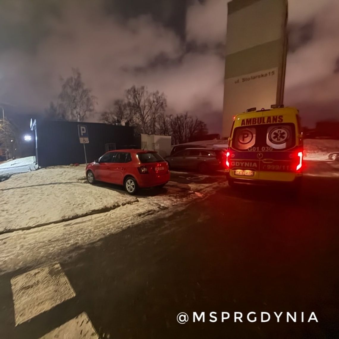 Gdynia: Jechali do pacjenta i zauważyli pożar. Od razu przystąpili do gaszenia