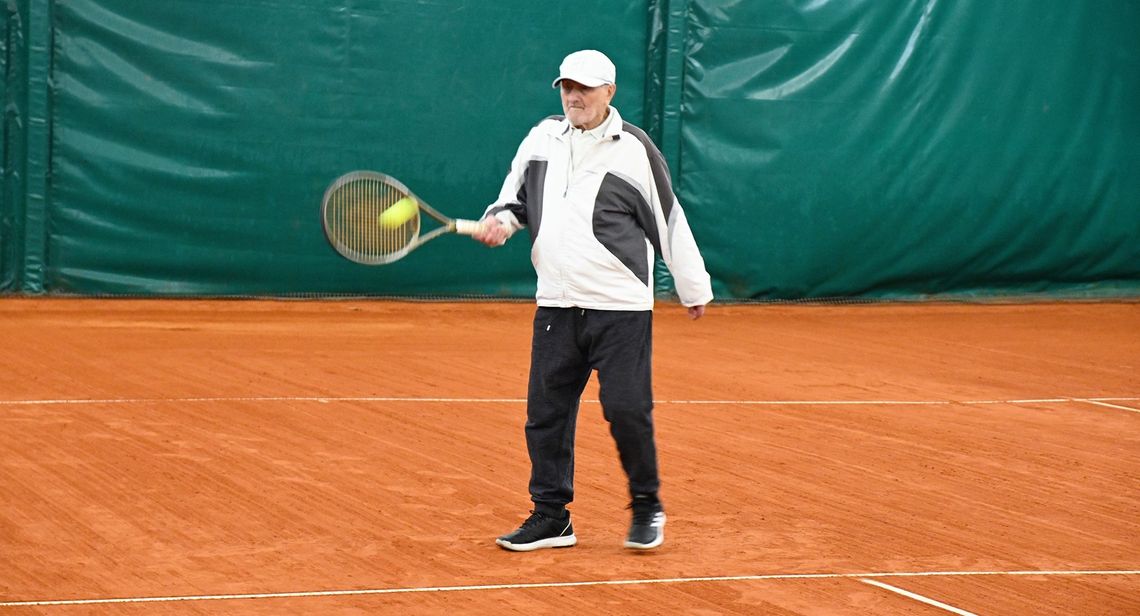 Jest starszy od Gdyni i nadal gra w tenisa