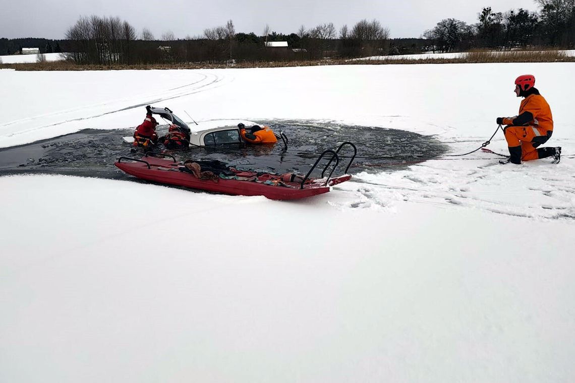 Jeździli samochodem po zamarźniętym jeziorze. I wpadli do wody! Cudem przeżyli Gmina Tczew: Jeździli samochodem po zamarźniętym jeziorze i wpadli do wody