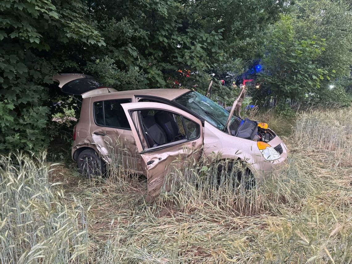 Ciągnik John Deere kontra Renault. Osobówka wypadła z drogi, ranna kobieta