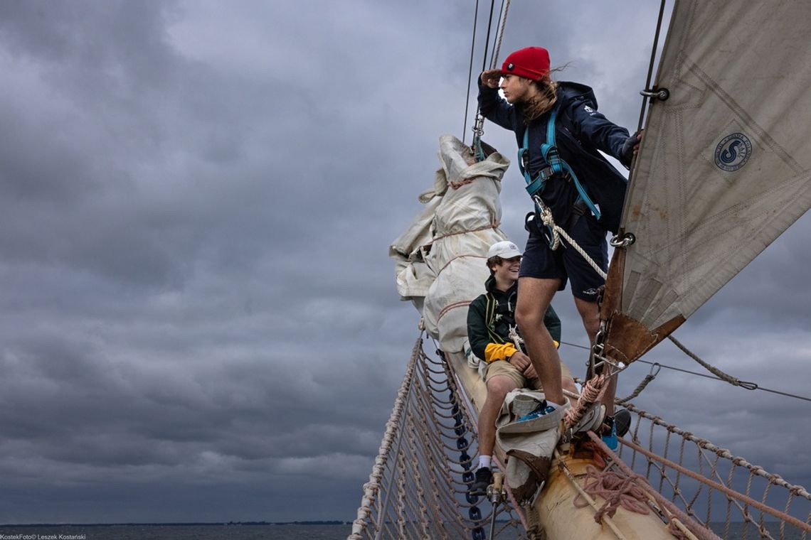 młodzi polscy żeglarze na pokładzie żaglowca „Pogoria”