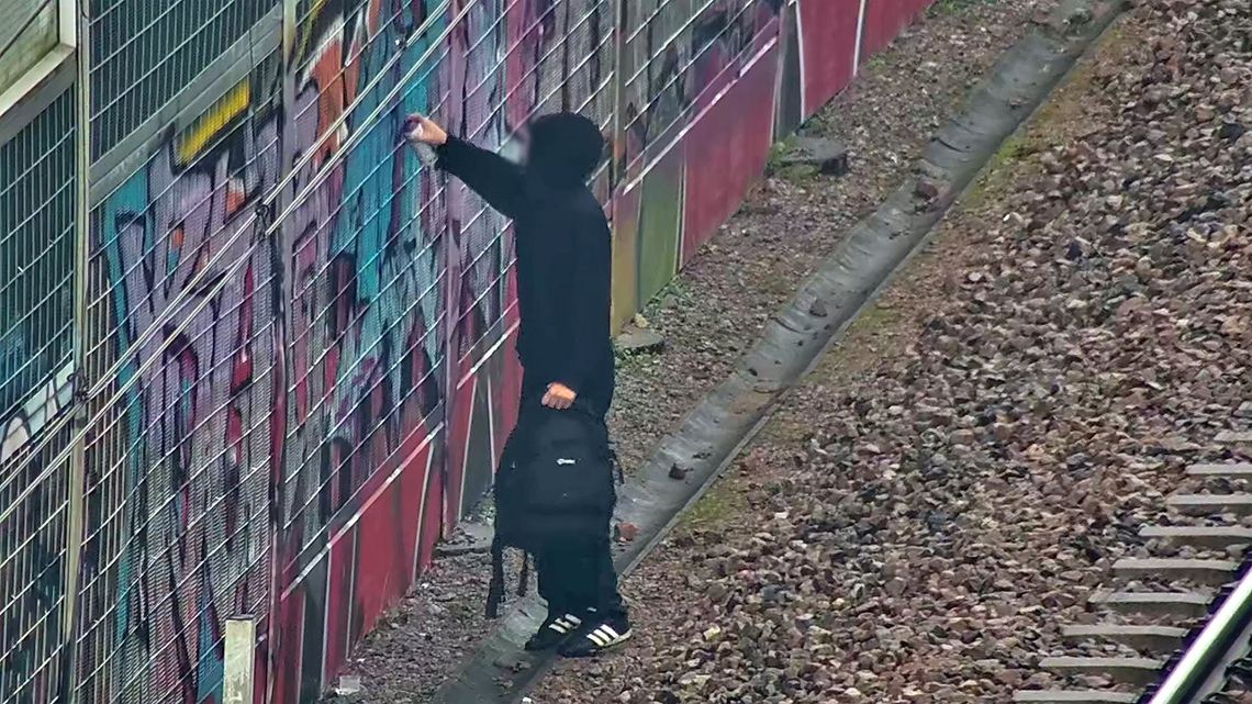 Kamery PKM nagrały wandali. Malowali graffiti przy torach Wandale zostali uchwyceni przez monitoring PKM