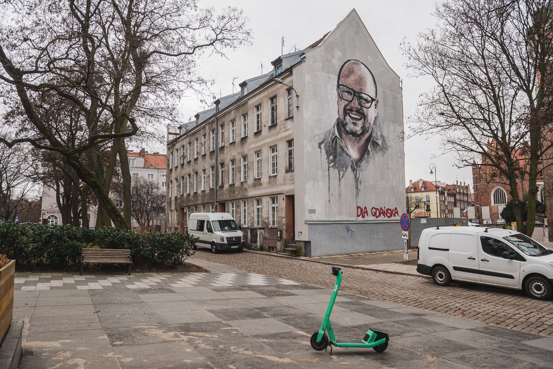 Kamienica przy Mniszki remontowana. Co z muralem Pawła Adamowicza?