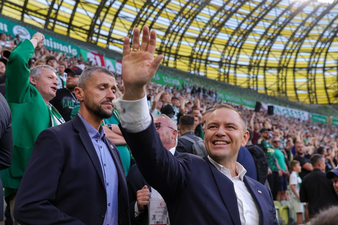 Karol Nawrocki na meczu Lechii Gdańsk. W pewnym momencie... poszedł na „Młyn” Karol Nawrocki na meczu Lechii Gdańsk. Poszedł na „Młyn”, w sieci zaroiło się od nagrań