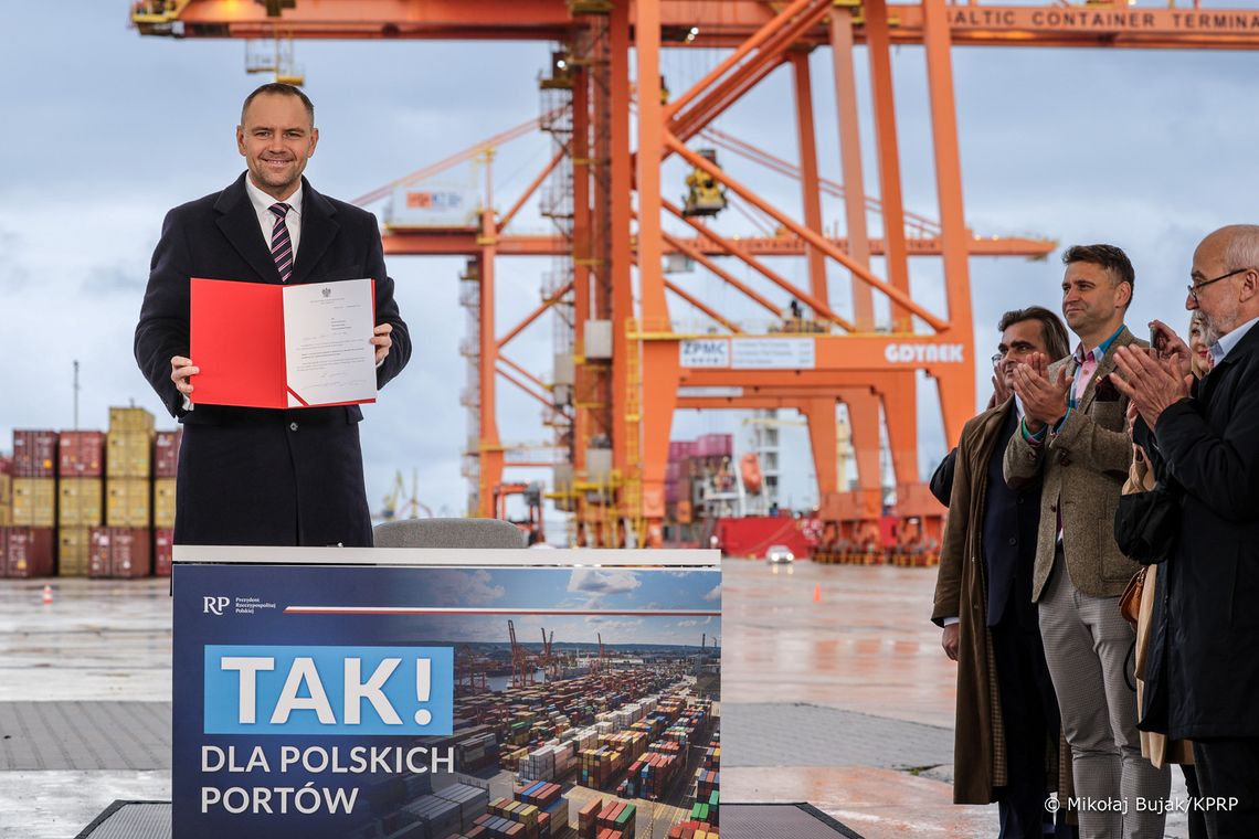 Karol Nawrocki podpisał w Gdyni inicjatywę ustawodawczą „Tak! Dla Polskich Portów” Karol Nawrocki w Bałtyckim Terminalu Kontenerowym w Gdyni