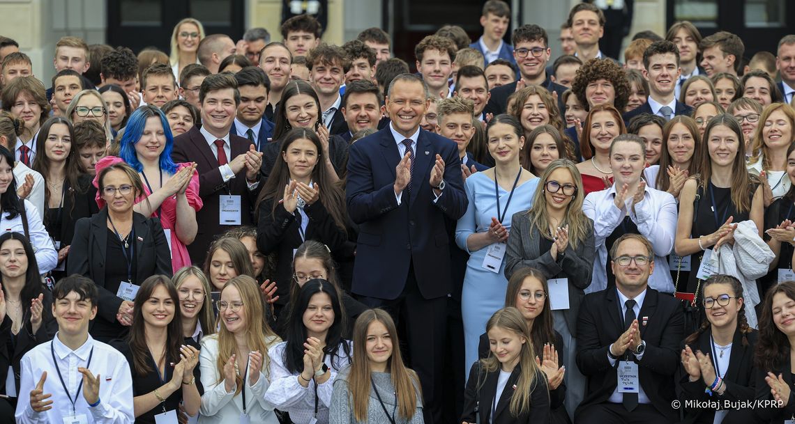 Karol Nawrocki zaprasza młodych ludzi do rezydencji prezydenta w Juracie Karol Nawrocki zaprasza młodych ludzi do rezydencji prezydenta w Juracie