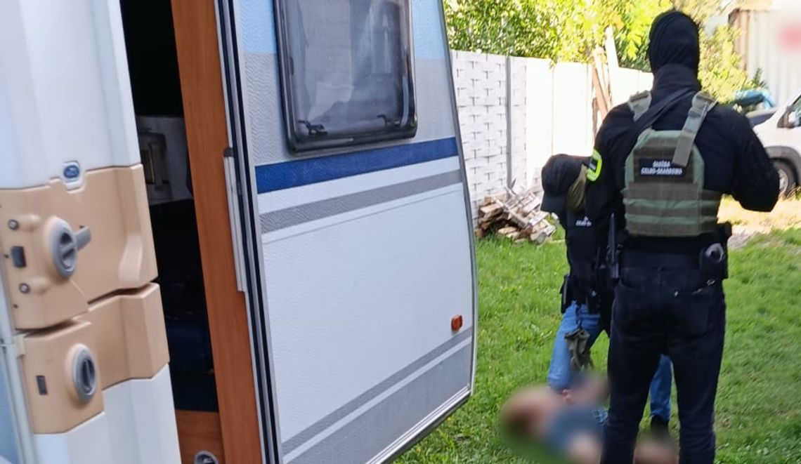 KAS zatrzymała kontrabandę o wartości ok. 18 mln zł. Zatrzymano kobietę i dwóch mężczyzn KAS zatrzymała kontrabandę o wartości ok. 18 mln zł. Zatrzymano kobietę i dwóch mężczyzn