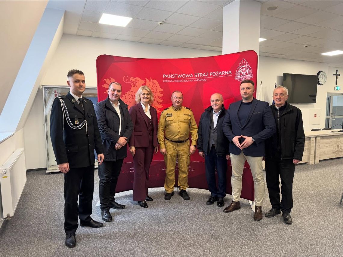 Parada wozów strażackich na Kaszubach. 120 km na 120-lecie OSP Szemud