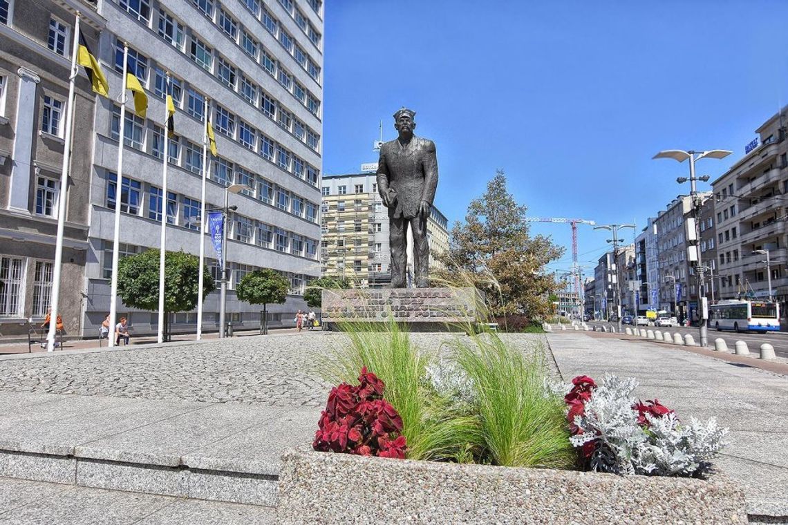Kaszubska flaga w przestrzeni publicznej Gdyni? Petycja w reakcji na podmiankę na Placu Kaszubskim Plac Kaszubski, Gdynia