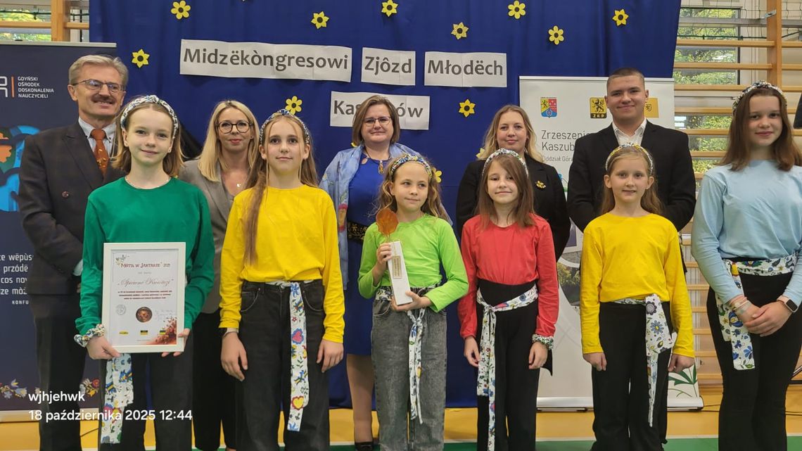 Kaszuby: Mòtil w Jantarze dla „Spiéwnëch Kwiôtków” z Banina