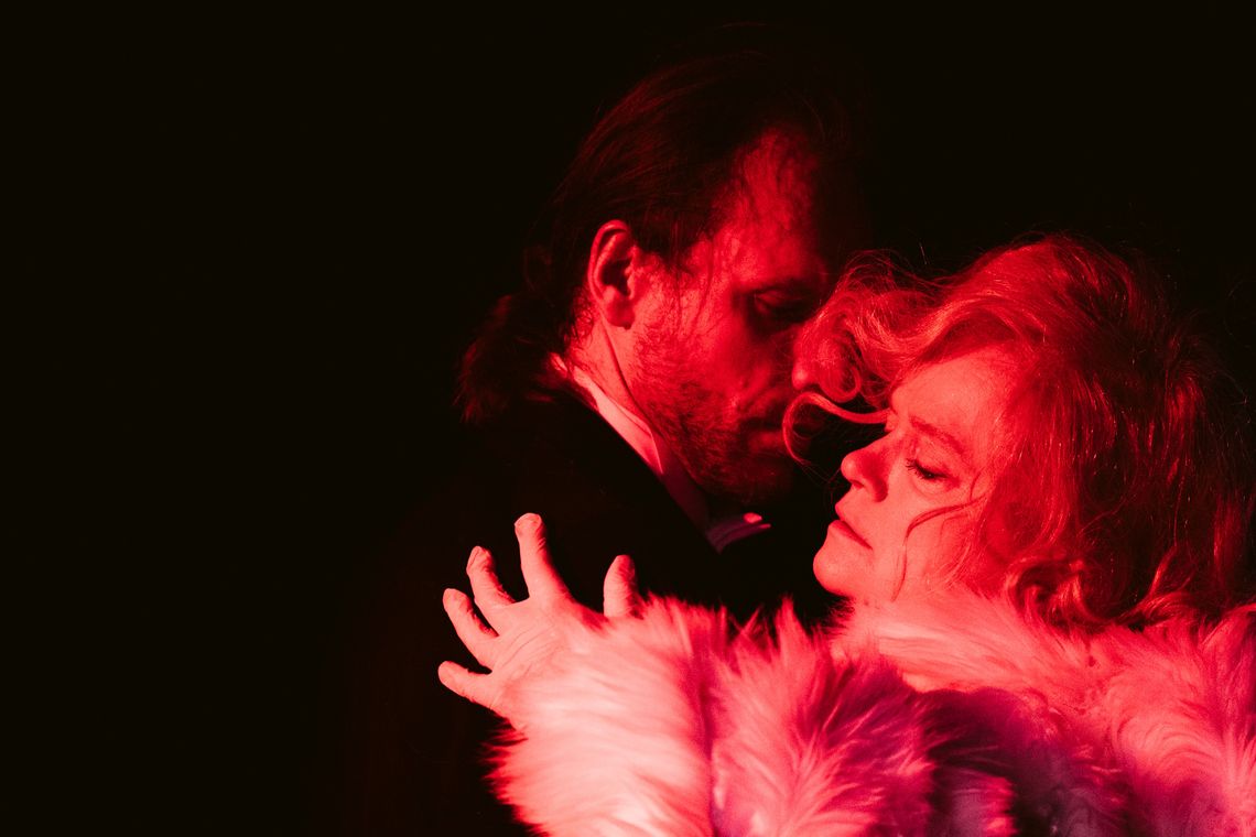 Adam Machalica i Katarzyna Figura w spektaklu "Szary Anioł"