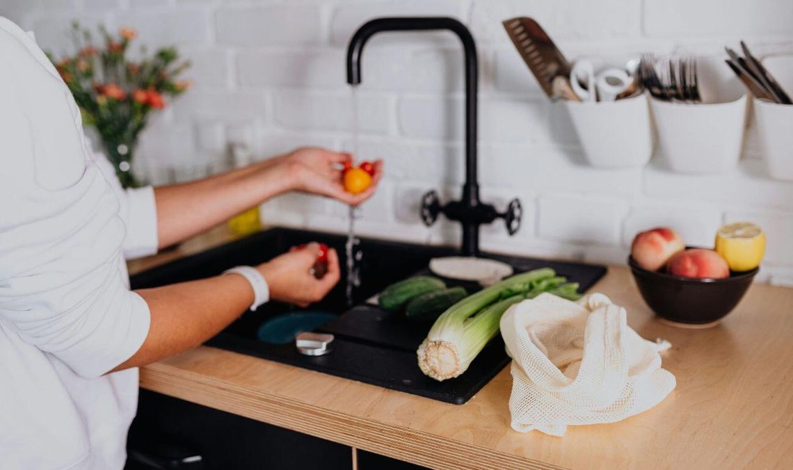 zlew, kran, zdjęcie ilustarcyjne