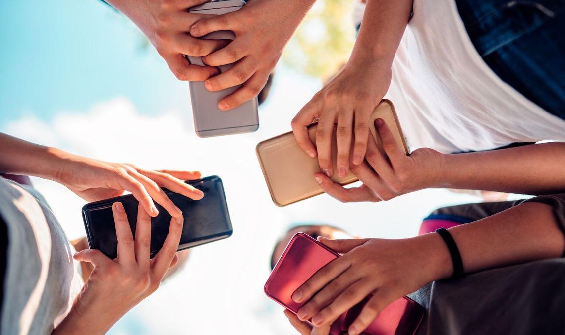 dłonie ze smartfonami, zdjęcie ilustracyjne