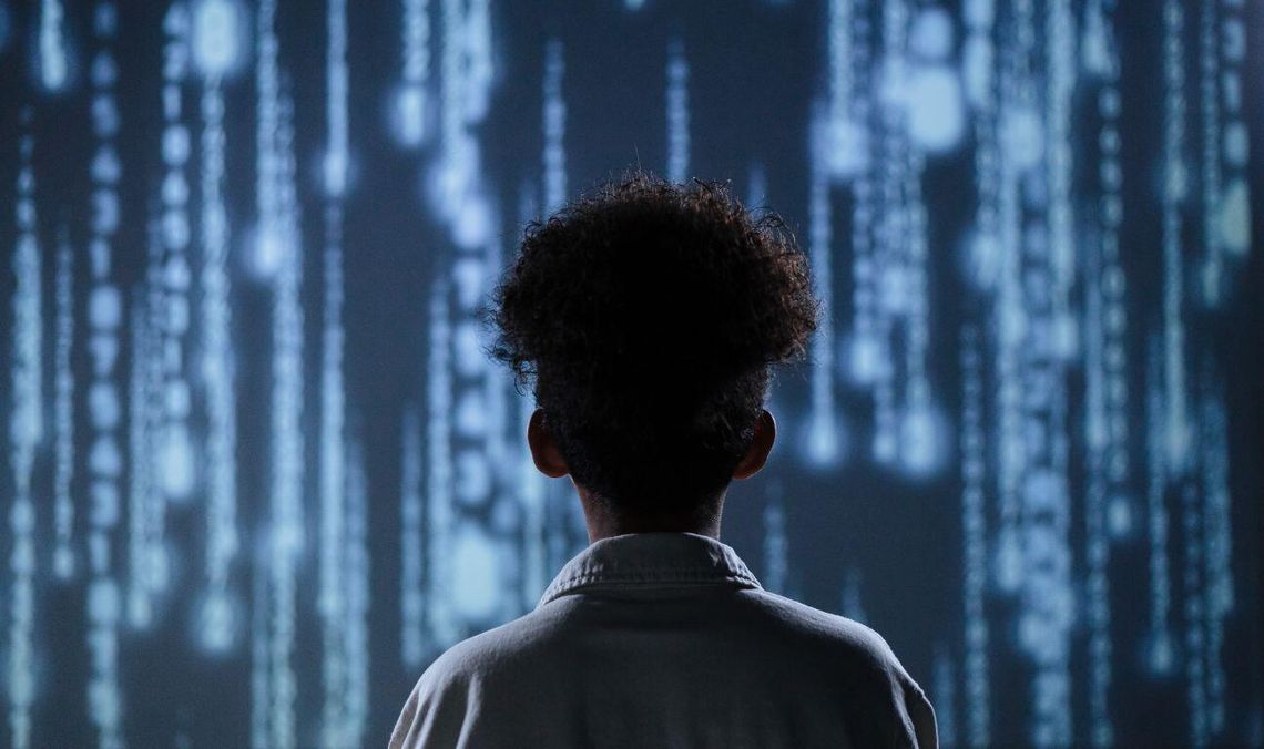 Kiedy AI zastępuje przyjaciela. Pokolenie samotnych serc Kiedy AI zastępuje przyjaciela. Pokolenie samotnych serc - dzieci wychowane przez ekrany