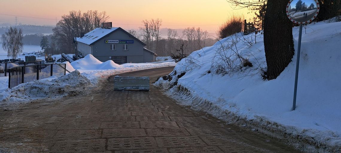 betonowa zapora, ul. Jarzębinowa, Lniska 2026