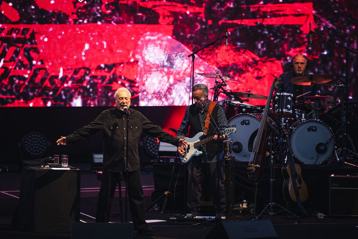 Klasa sama w sobie. 86-letni Tom Jones oczarował słuchaczy w Operze Leśnej Tom Jones zagrał porywający koncert w wypełnionej niemal po brzegi Operze Leśnej w Sopocie
