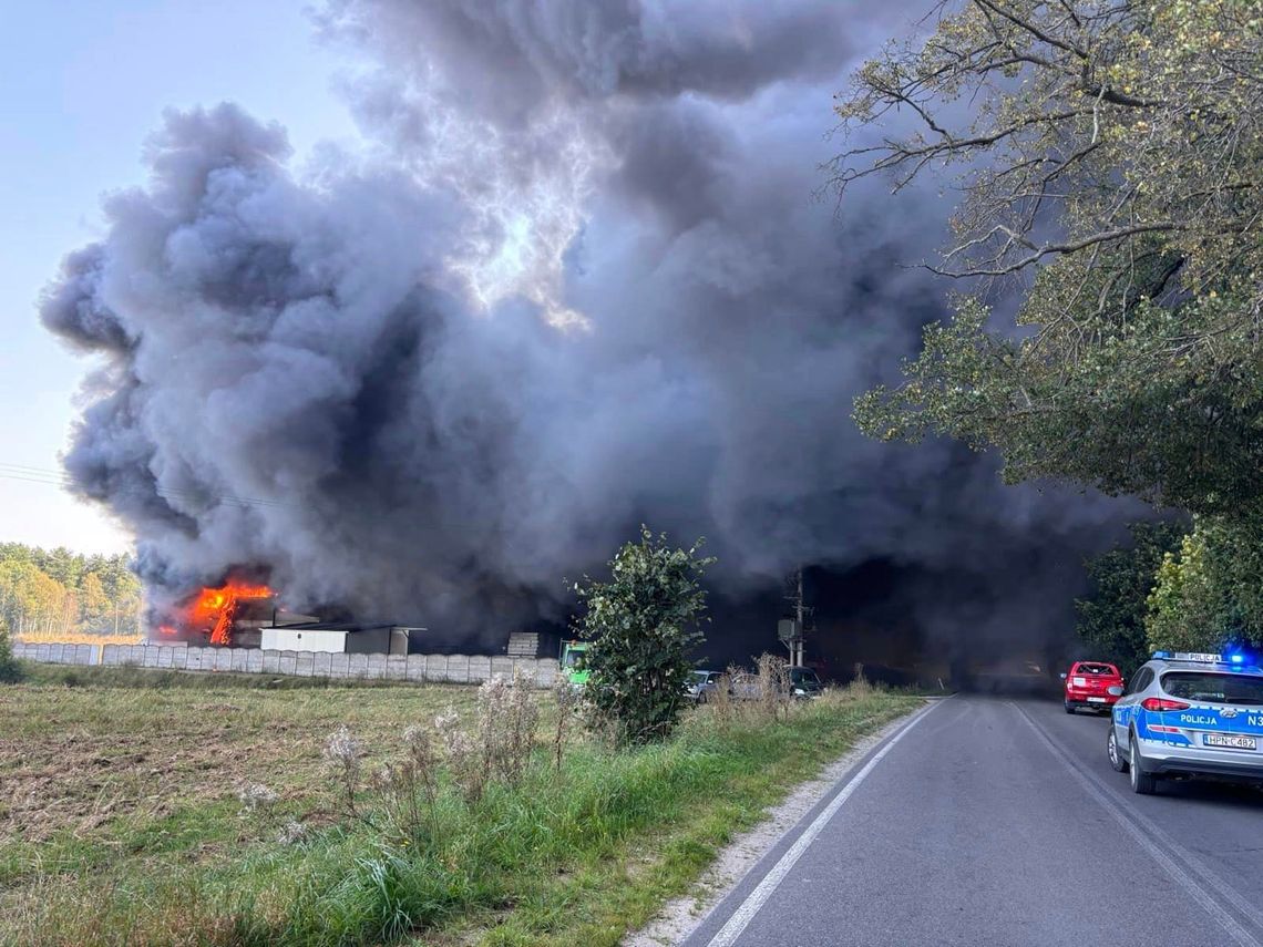 Kłęby dymu na Pomorzu. Droga zablokowana po pożarze hali i styropianu w Łebieńskiej Hucie